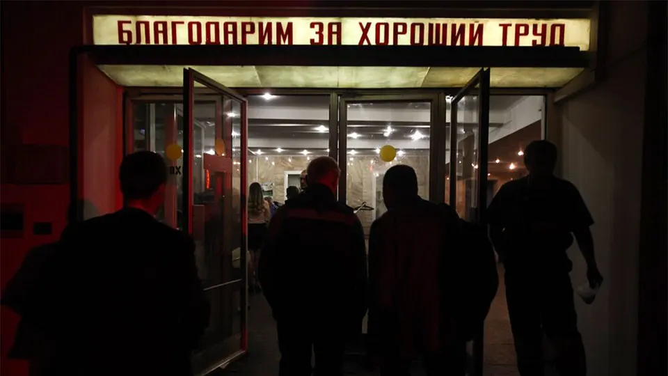 К началу апреля число работников бюджетной сферы, рекомендованных к увольнению, превысило 105 тысяч человек. Больше всего сокращений ожидается в крупных регионах, а причиной называют дефицит федерального и региональных бюджетов, а также цифровизацию и задачи по повышению производительности труда.