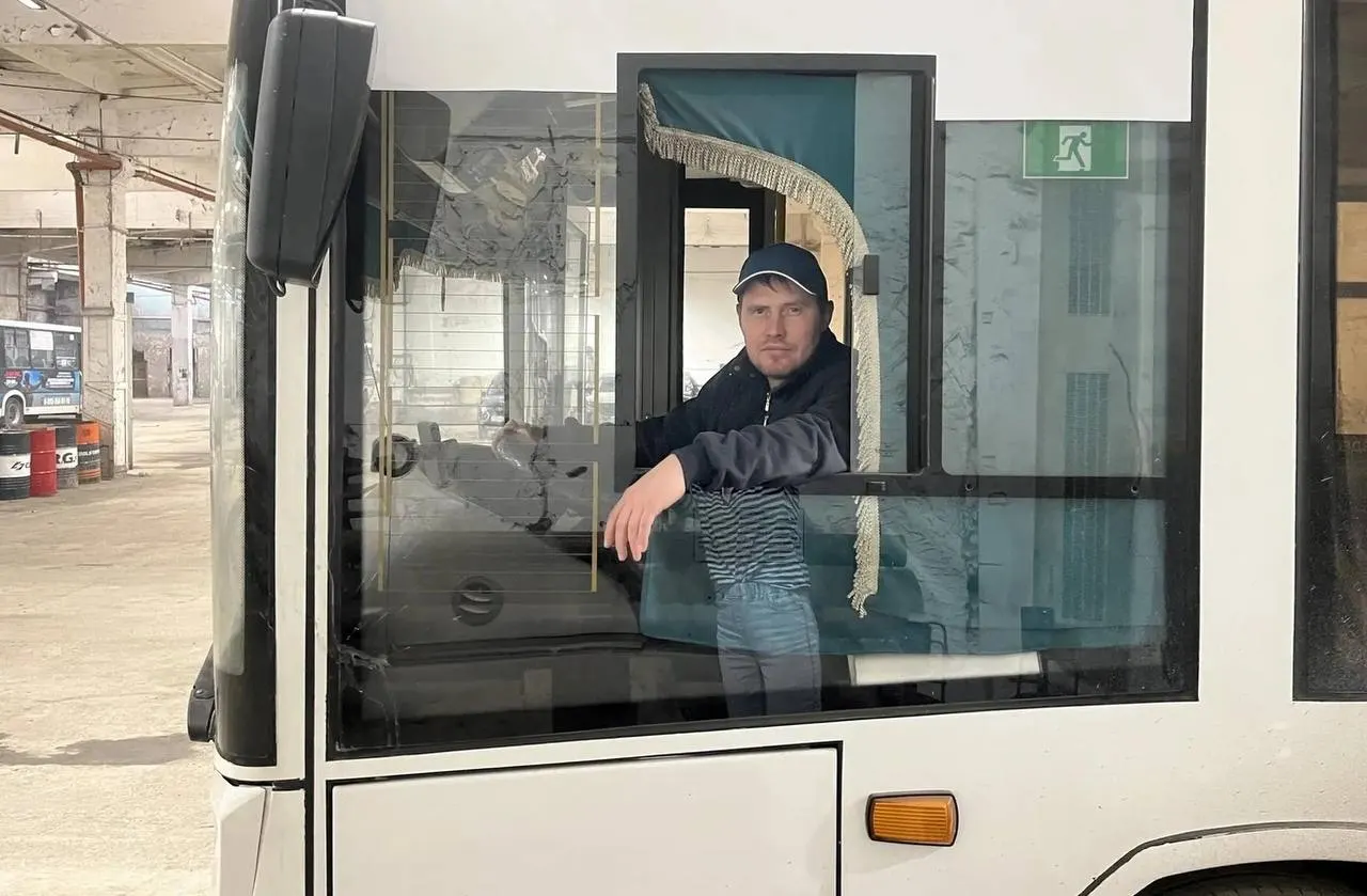Водитель автобуса с почти двадцатилетним стажем рассказывает о том, как изменилась работа в городском транспорте: больше машин, серьёзнее пробки, внимательные пассажиры и необходимость сохранять хладнокровие.