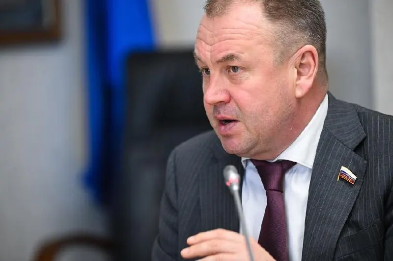 Депутат от ЛДПР предложил дать регионам право взимать дополнительный сбор с таксистов, работающих на иностранных автомобилях. Ранее он выступал против жесткой локализации такси и предупреждал, что это толкает водителей в «серую» экономику.