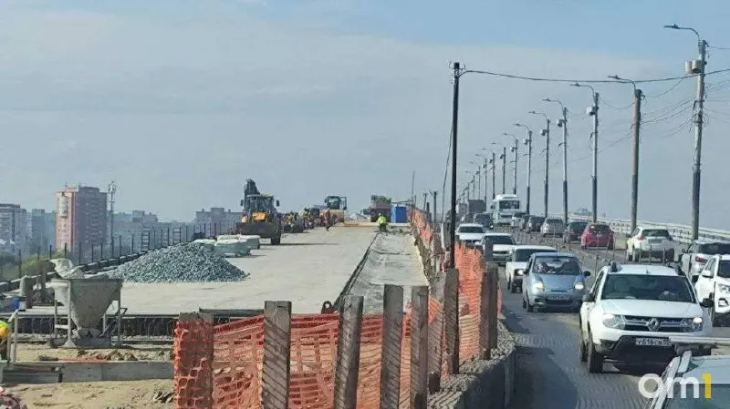 Рабочие, занятые на реконструкции моста у Телецентра в Омске, сообщили о новой задержке выплат. В администрации города заявляют об отсутствии задолженностей по муниципальному контракту; у подрядчика уже были претензии по невыплатам в прошлом.