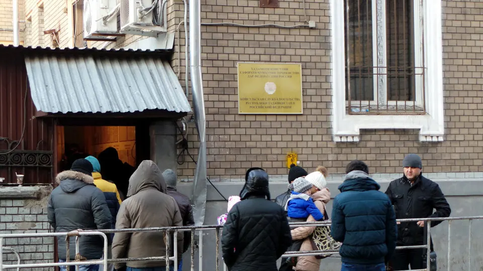 Документ, подписанный в Душанбе, расширяет подготовку таджикских специалистов по российским программам и даёт возможность проходить медосмотры и оформление на родине; в Душанбе появится представительство МВД РФ для координации набора.