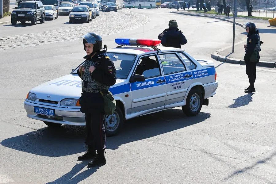 Региональный бюджет признан дотационным — дополнительные выплаты сотрудникам полиции не предусмотрены. В 2025 году доплаты составляли 3 000 руб., в 2026-м — 5 000 руб., но увеличений или новых выплат ожидать не стоит.