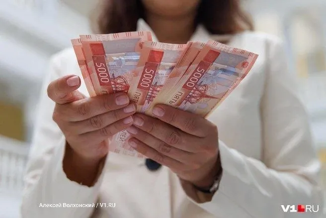 В 2025 году женщины в среднем получают на 37,8 тысячи рублей меньше мужчин; особенно большой разрыв в культурах, спорте, развлечениях и сфере связи. Эксперты называют несколько причин и предлагают комплексные меры.