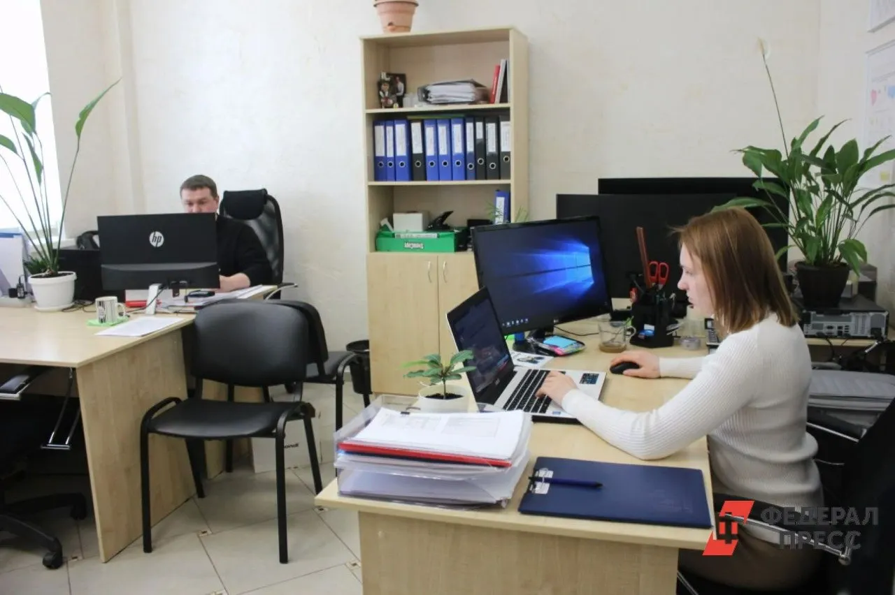 Медианная предлагаемая зарплата для соискателей без опыта повысилась с 28 до 51 тыс. рублей; верхние предложения превысили 95 тыс., нижние — 35 тыс. Эксперты связывают рост с дефицитом кадров и инвестициями бизнеса в обучение.