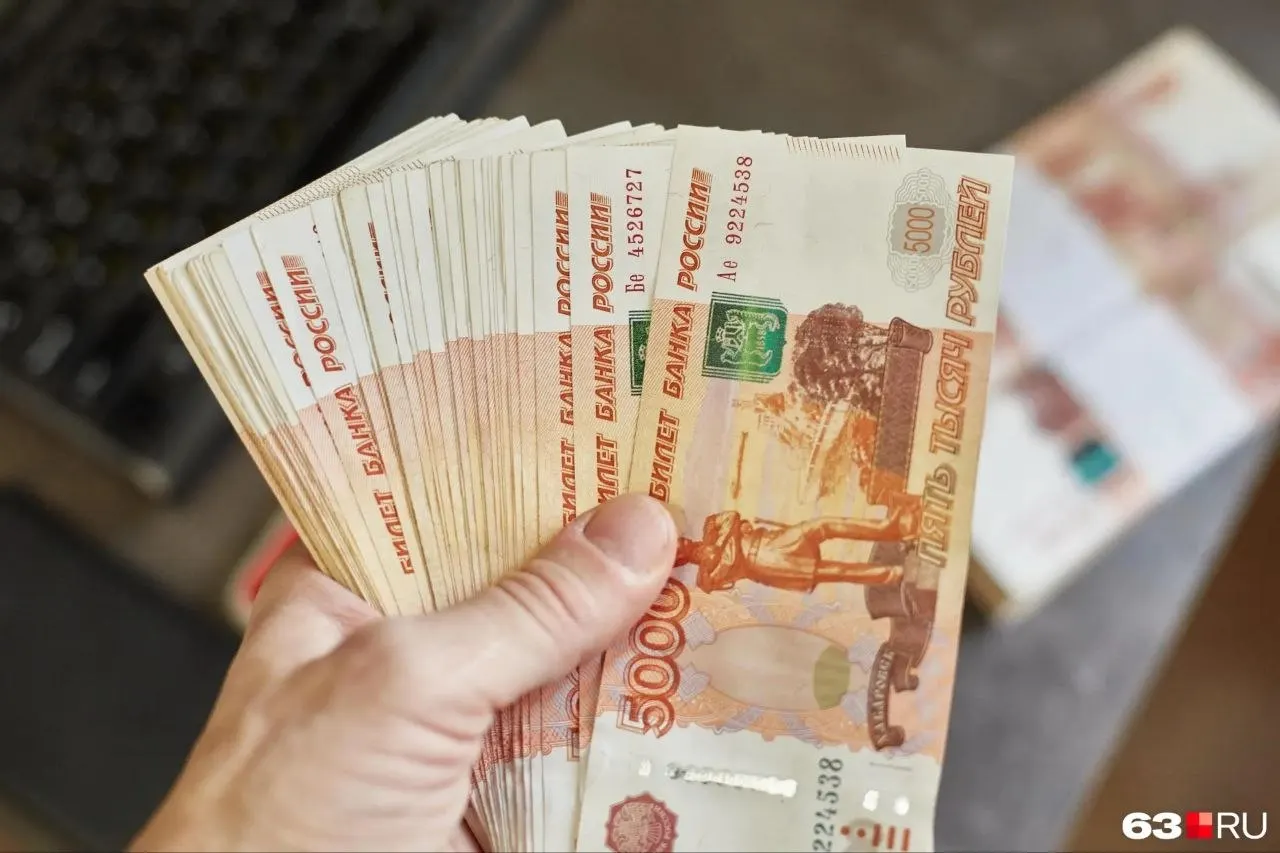 В апреле в Приморском крае зарегистрировали свыше 1 000 вакансий с оплатой от 200 тысяч рублей на фоне медианной зарплаты в 88 тысяч рублей. Чаще всего такие предложения встречаются у электромонтажников, менеджеров по продажам и водителей.