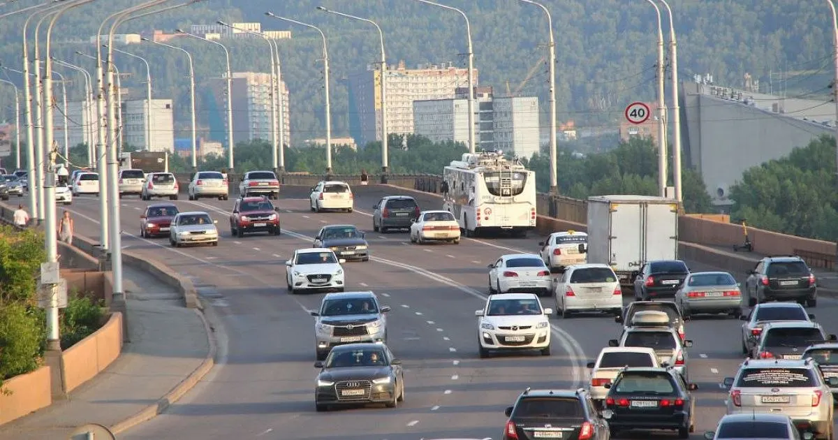 При средней зарплате в 64,1 тыс. ₽ в Красноярском крае покупка HAVAL Jolion займёт около 40,5 месяцев, Geely Monjaro — более 76 месяцев, а LADA Granta — примерно 17 месяцев.