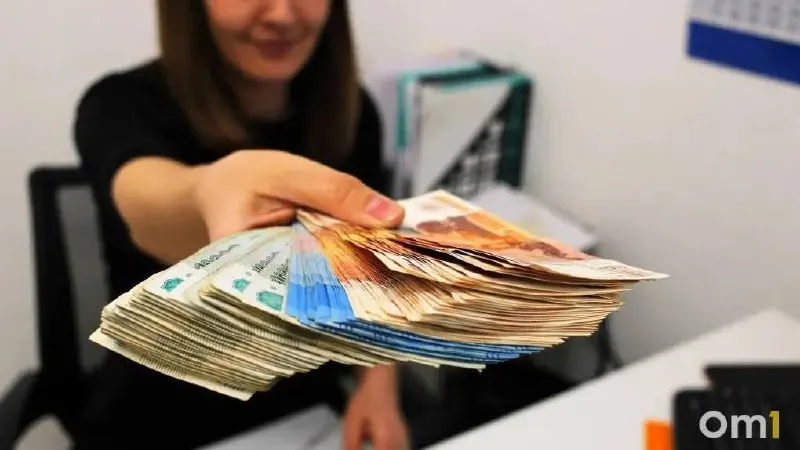 По данным мэрии, средняя номинальная начисленная зарплата в Омске в 2025 году составила 87 200 рублей. Лидируют строители — 122 200 ₽, айтишники — 121 100 ₽; самые низкие доходы в гостиничном и ресторанном бизнесе — 50 900 ₽.