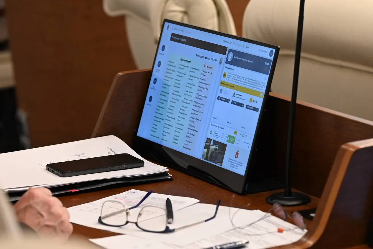 Законопроект, принятый в первом чтении, позволяет демобилизованным участникам СВО оформлять соцконтракт без учёта семейного дохода; для участников с инвалидностью I–II групп подобная поддержка может распространяться и на супругов. Также предлагается продлить компенсации ЖКУ для сотрудников госучреждений в сельской местности до конца 2029 года.