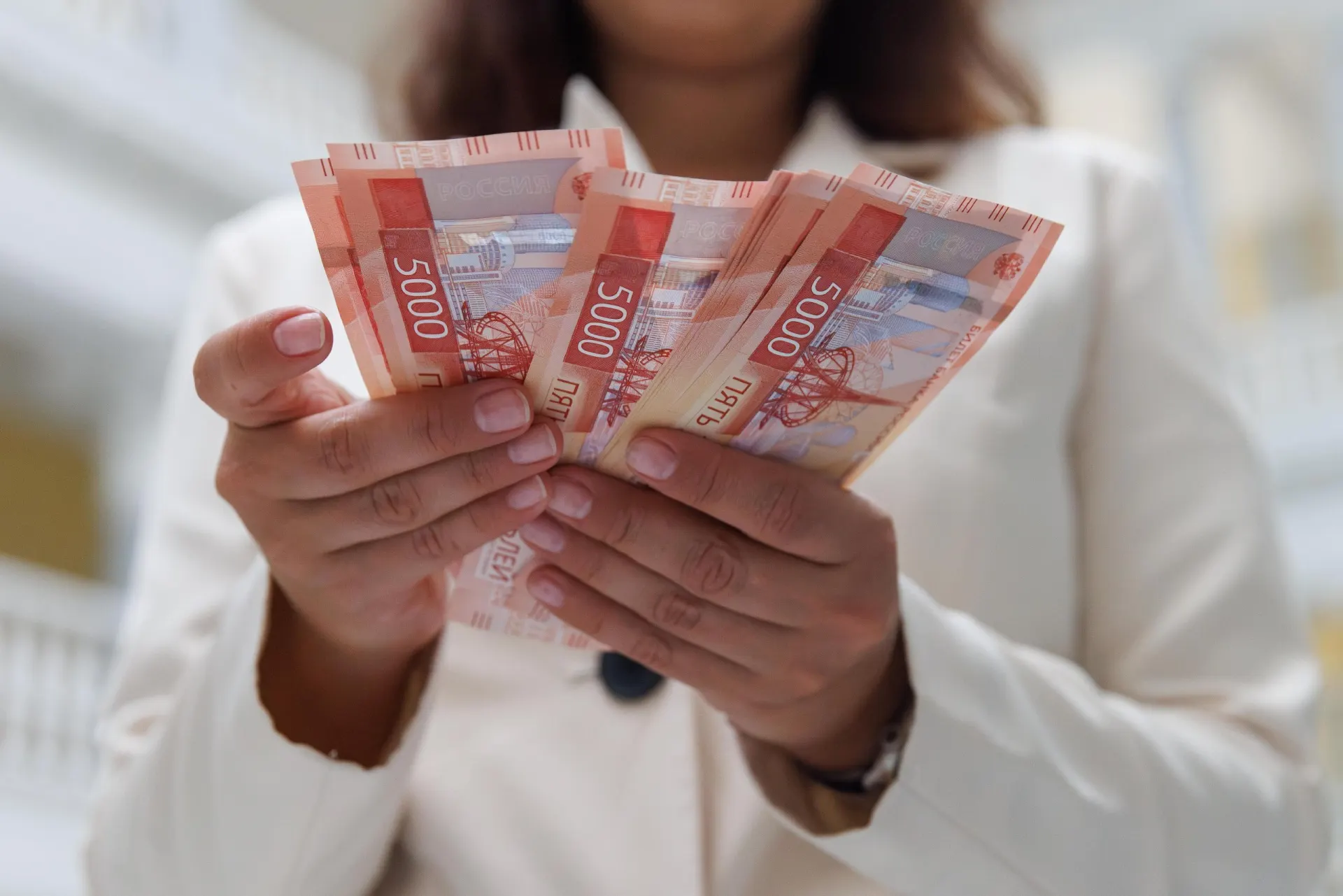 В 2025 году женщины на крупных и средних предприятиях получали на 33,7% меньше мужчин; в сферах культуры и спорта разрыв доходит до 39%.
