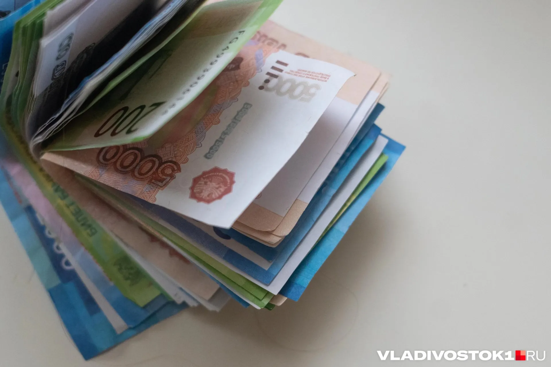 Глава Приморского края сообщил, что средняя зарплата работающего населения выросла до 92 000 руб., среднедушевой доход — около 75 000 руб. По итогам 2025 года средние доходы составили 74 804 руб., что на 15,1% больше, чем в 2024 году.