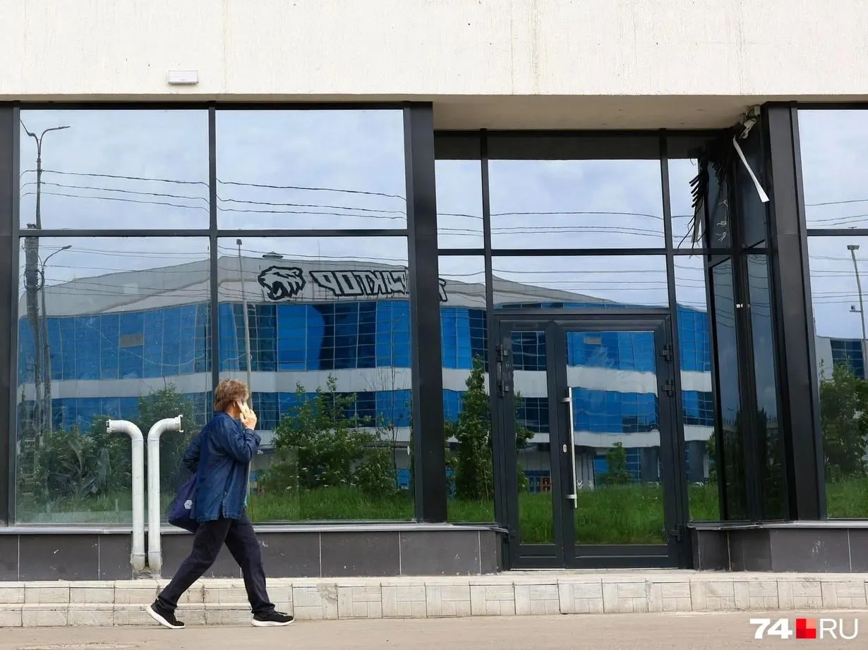 Гастробар «Трактор» прекратил работу спустя чуть больше месяца после открытия. Шесть нанятых сотрудников, не имевших официального оформления, не получили заработанные деньги — владелец перестал выходить на связь.