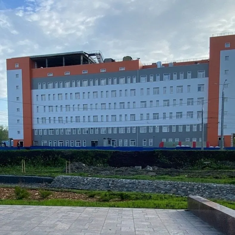 Более ста сотрудников подрядной организации не получали зарплату последние три месяца; 11 человек пожаловались в Следственный комитет. В отношении подрядчика начато производство о банкротстве, банковские операции приостановлены, компания — ответчик во множестве арбитражных дел.