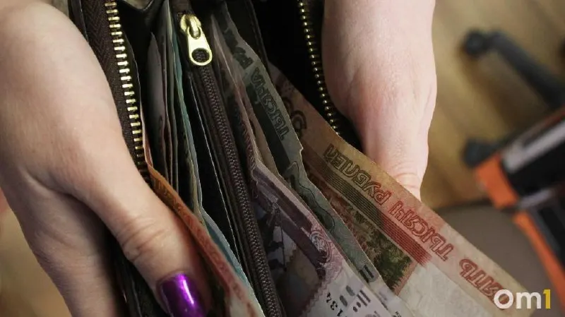 Минэкономразвития прогнозирует рост номинальных зарплат на 7,9% в 2026 году — это приведёт к среднему значению около 108,3 тысячи рублей; реальный рост ожидается на уровне примерно 2,2%.