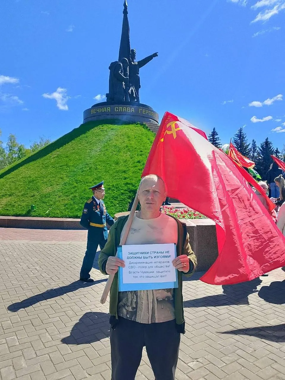 В Парке Победы в Чебоксарах участник боевых действий Дмитрий Бодягин провёл одиночный пикет, заявив о дискриминации ветеранов СВО при трудоустройстве и призвав власти Чувашии вмешаться.