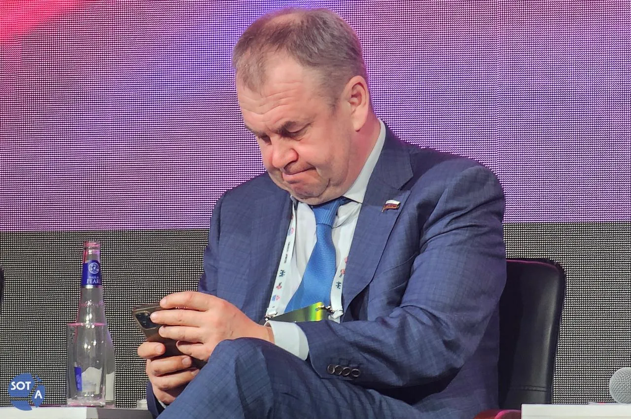 На конференции «Современное такси» владельцы парков, лизинговые компании и депутат обсуждали локализацию автопарков, возможные региональные сборы, льготы для участников боевых действий и старение парка машин.