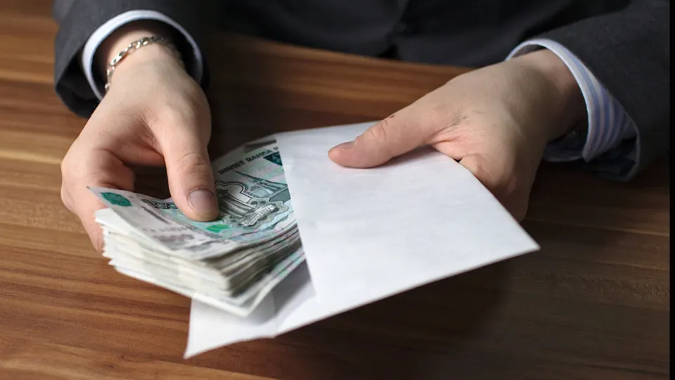 По данным Минтруда, за январь—март 2026 года из «серой» занятости официально перевели 219 тыс. человек — на 21% больше, чем годом ранее. Власти ужесточили критерии проверок работодателей и расширили перечень признаков нелегальной занятости.