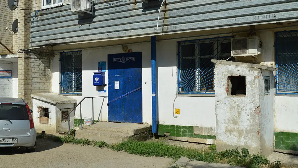 В пилотном режиме в некоторых отделениях почтовой службы приём писем, мелких посылок, оформление подписки и денежные переводы ограничили временем до 16:00. Компания объясняет это оптимизацией работы на фоне кадрового и финансового давления.