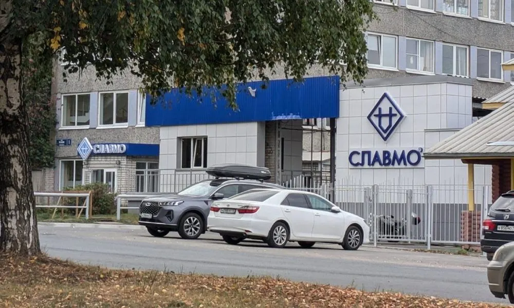 Молокозавод «Славмо» сменил собственника и руководство: с конца апреля гендиректором стала Юлия Юнал. Завод работает с 1993 года, в штате — 377 сотрудников. В эти же дни суд предпринял шаги по изъятию другого крупного молококомбината региона.