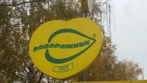 Работники подали иски о невыплаченной зарплате, компенсациях и моральном вреде; в деле также участвует прокуратура. Рассмотрение назначено в Куйбышевском районном суде.