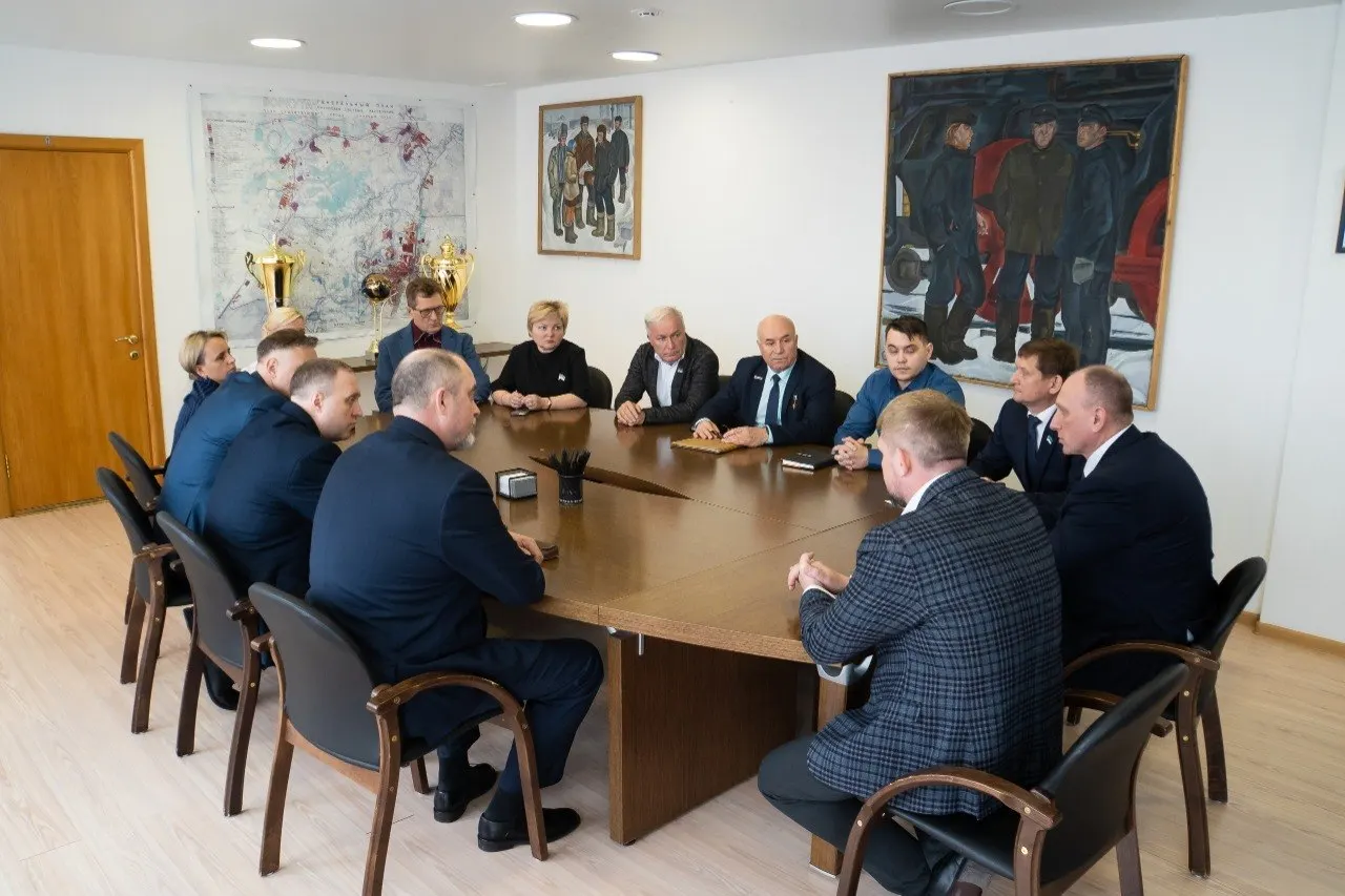 Компания разрывает контракты с подрядчиками и отменяет стимулирующие выплаты, стараясь сохранить зарплаты основного персонала и производство, в том числе для сотрудников в зоне СВО. Кризис вызван переполнением складов, падением спроса и ростом логистических расходов.