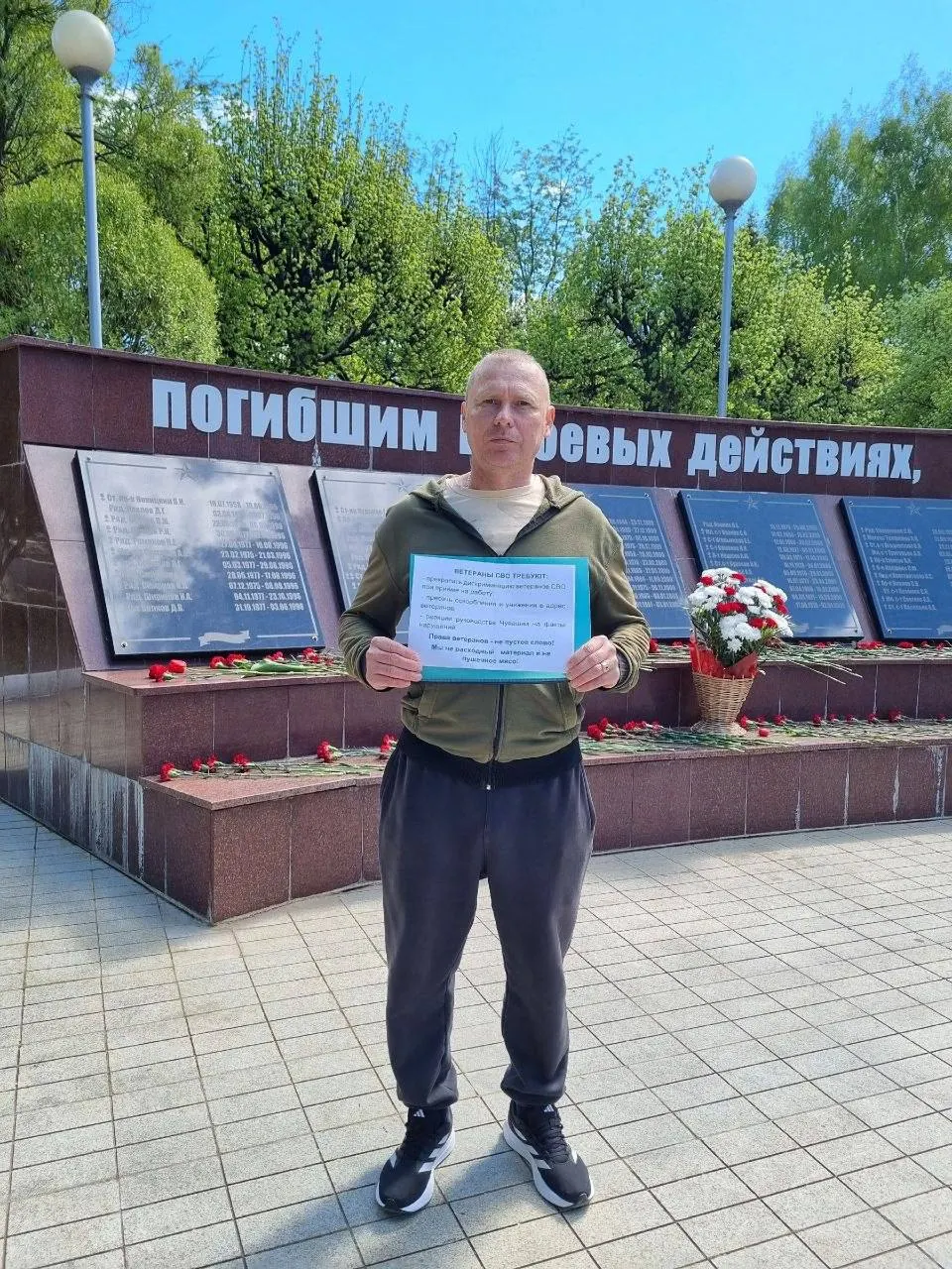 9 мая в Чебоксарах участник боевых действий Дмитрий Бодягин вышел на одиночный пикет с требованиями прекратить дискриминацию ветеранов при трудоустройстве и добиться реакции властей Чувашии.