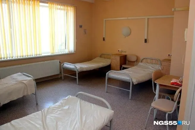 В Калачинской центральной районной больнице более чем у четверти сотрудников уменьшили зарплаты; выплаты задерживались и выдавались не в полном объёме. По факту нарушений инициирована проверка, организации выдано предостережение.