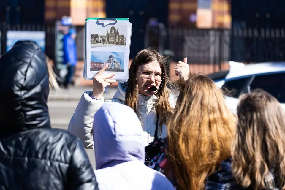 Туристический бум в регионе привлекает в профессию людей самых разных профессий, но обязательная сертификация, конкуренция и новые форматы услуг порождают нелегальную работу и спорные практики.