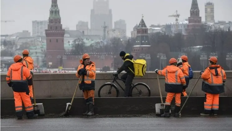 По состоянию на начало апреля 2026 года в России находились 6,1 млн иностранных граждан — на 700 тыс. меньше, чем годом ранее. Въезд сократился, выросло количество аннулированных видов на жительство, при этом поступления от патентов увеличились.