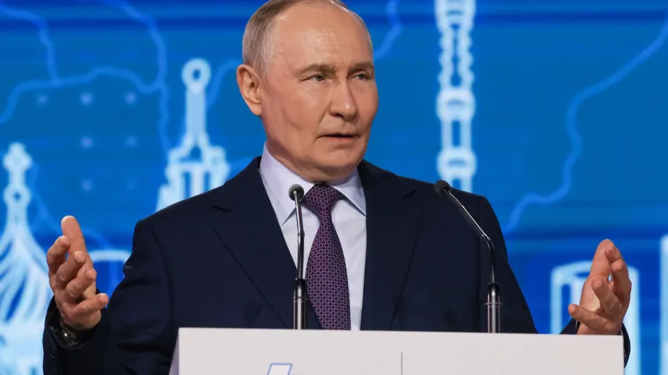 Глава государства призвал активнее трудоустраивать вернувшихся с фронта бойцов в оборонные и другие индустриальные предприятия, подчеркивая их опыт и необходимость поддержки. Заявление прозвучало на съезде машиностроителей на фоне резкого роста числа раненых, инвалидов и связанных с этим социальных и криминальных последствий.