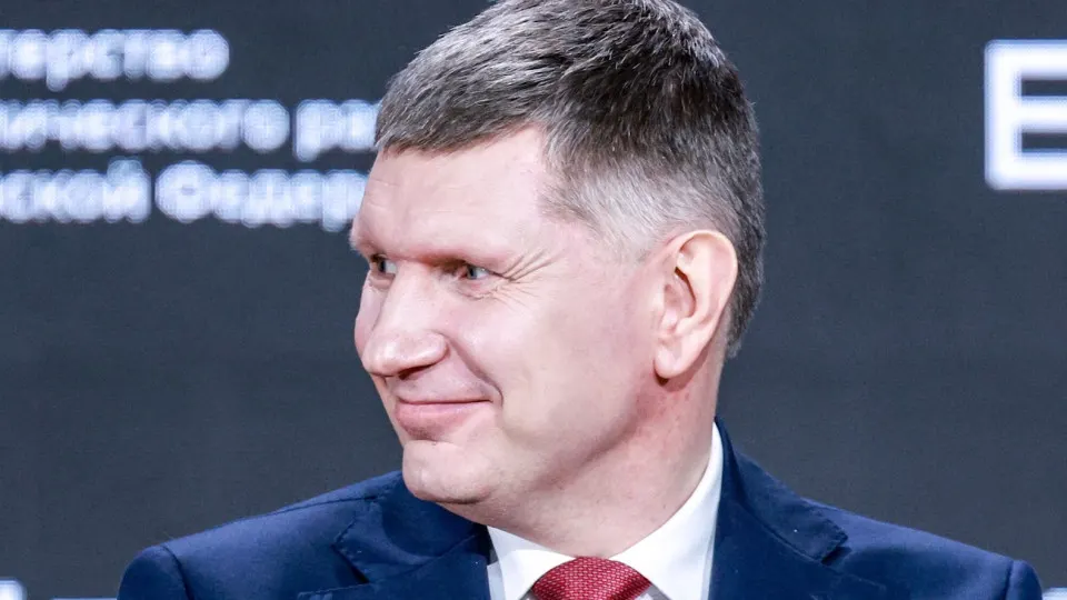 Министр экономического развития призывает расширять участие пенсионеров и предпенсионеров в экономике через переобучение, стажировки и гибкие формы занятости. Проблему усугубляют демография, отток рабочей силы и высокий спрос со стороны оборонных предприятий.