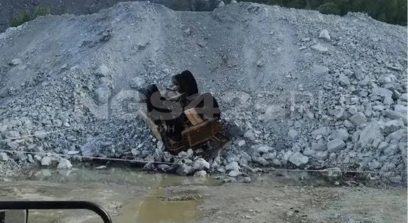 В Тисульском районе Кемеровской области водитель БелАЗа погиб при опрокидывании самосвала после схода породы. Спустя неделю после ЧП уголовное дело не возбуждено; родственники высказывают претензии к руководству рудника.
