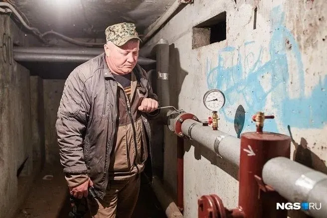 Завод объявил три вакансии слесарей: зарплата от 80 до 140 тысяч рублей, требования — 5–6 разряд, опыт от года и среднее профессиональное образование.