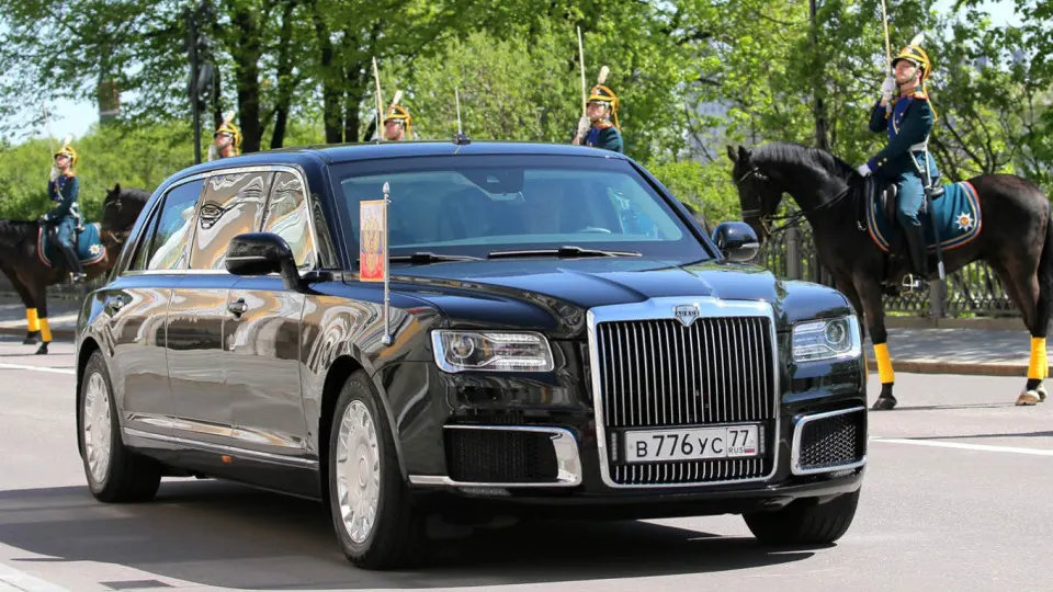 Серийная сборка люксовых автомобилей Aurus оказалась убыточной: сборочную площадку в Елабуге готовятся закрыть, часть сотрудников предлагают перевести в Санкт‑Петербург для работы над новой, более дешёвой моделью.