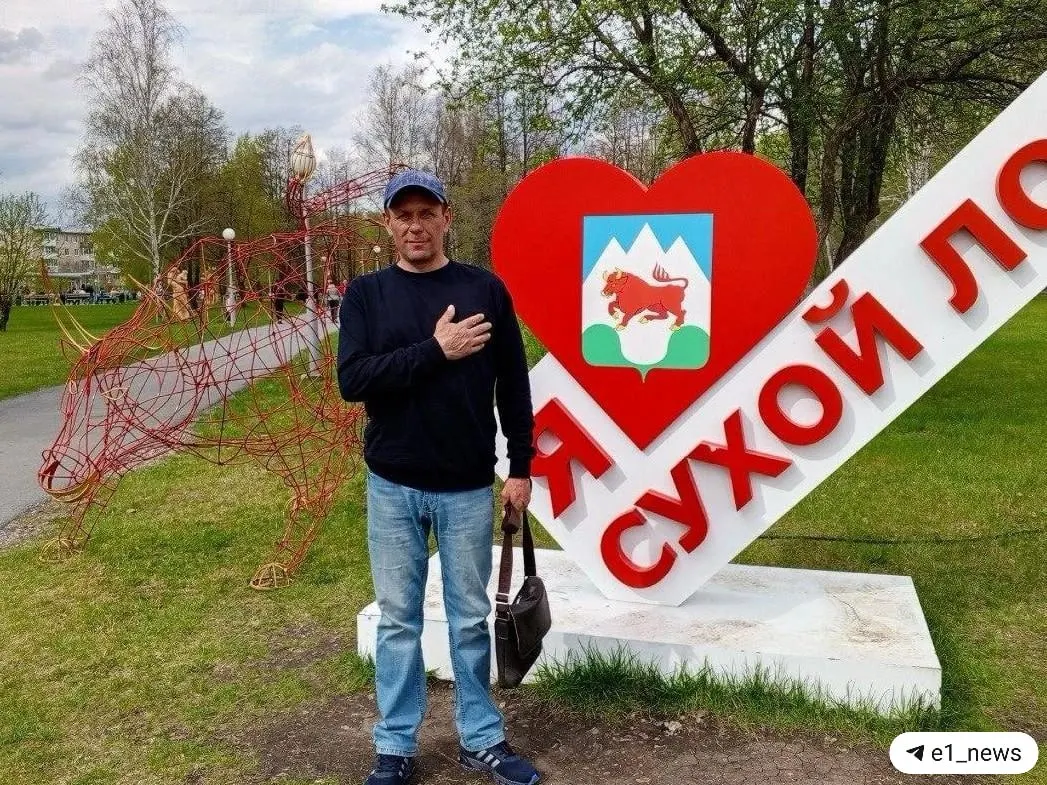 После смерти 50-летнего рабочего Дмитрия Коковина на заводе назначили нового гендиректора. Бывшая руководительница не выходит на связь, из‑за этого передача уголовного дела в суд затягивается.