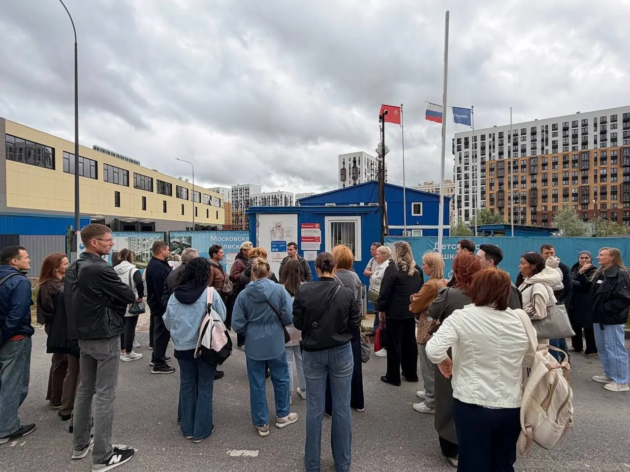 Жильцы корпуса «Остафьево» в Щербинке пришли к штабу застройщика с требованием выдать ключи: сдачу перенесли на сентябрь 2026 года, хотя дом должен был быть сдан в декабре 2023-го. Люди жалуются на плесень, вандализм и невыплаты рабочим.