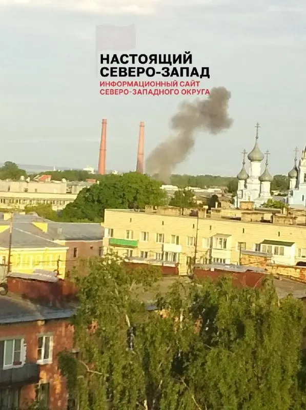В Кронштадте и Ломоносове зафиксированы пожары после атаки беспилотников, дым виден над регионом. Губернатор заявил о 72 сбитых дронах. Работники флота и портов требуют повышения оплаты труда минимум на 12%.