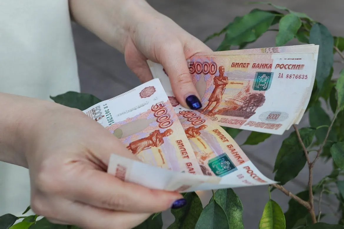 Работники компании в Екатеринбурге сообщили о задержках выплат; трое подали иск и обратились в прокуратуру, руководитель отрицает задолженность и называет сотрудников пьяными.