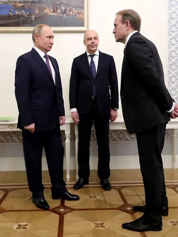 Галина Немцева заявила, что официальные показатели о росте реальных доходов не отражают реальную ситуацию: выгоду получают в основном элита, банки и крупные компании, тогда как большинство граждан не чувствует улучшений или беднеет.
