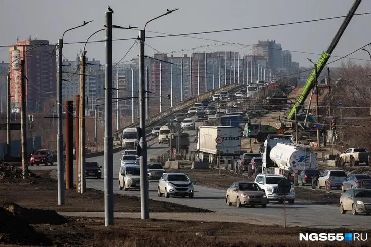 Рабочие, ремонтирующие мост 60-летия ВЛКСМ, намерены полностью закрыть движение 15 июня в 8:00, требуя выплаты зарплат за апрель и май. Власти пока не дали официального комментария.
