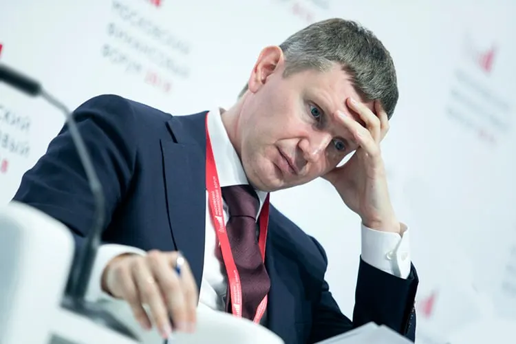 Глава Минэкономразвития отметил, что молодые сотрудники предъявляют иные требования к работе — ценят комфорт, коллектив и личное время — и в меньшей степени готовы к сверхурочным. По его словам, из‑за этого многие увольняются или меняют профессию в первый год.