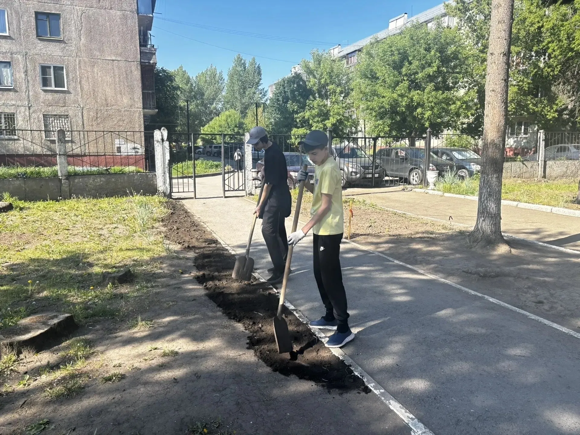 Более 2 тысяч барнаульских школьников смогут работать во время каникул: уборка территорий, озеленение, мелкий ремонт и подготовка классов. Отдельное внимание — подросткам на профилактическом учёте.