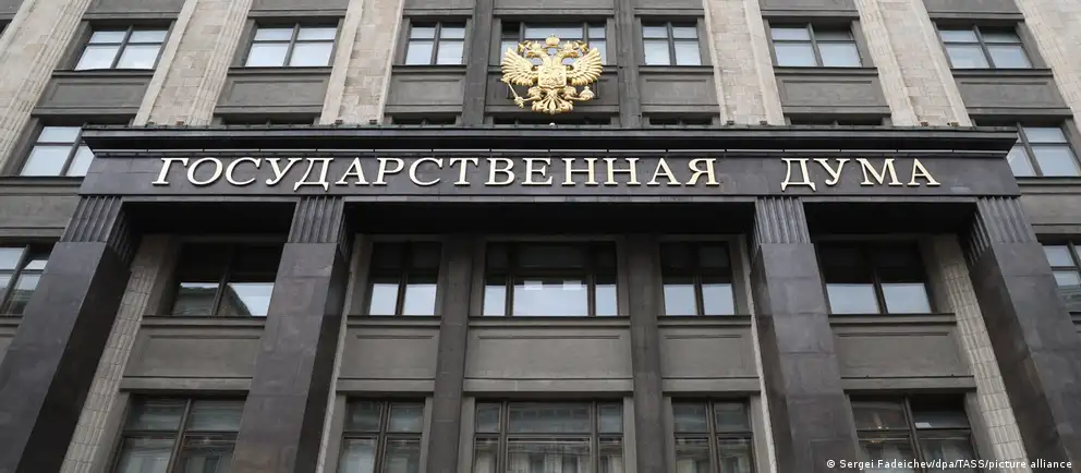 Закон запрещает выдворение иностранных граждан, служивших по контракту или участвовавших в боевых действиях, и одновременно вводит значительное повышение гос пошлин за оформление гражданства, разрешений на временное проживание и видов на жительство.