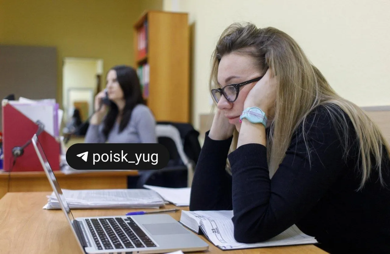 Бизнес‑эксперт перечисляет признаки, на которые стоит обратить внимание: закрытие вакансий, перераспределение обязанностей без повышения оплаты, изменения выплат и исключение сотрудников из ключовых процессов.
