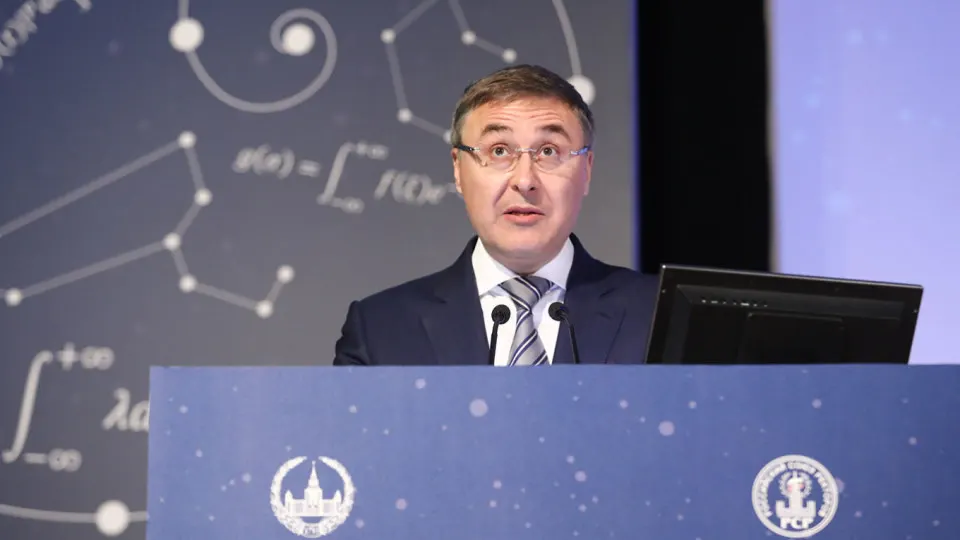 Глава Минобрнауки заявил, что массовое стремление школьников в вузы не соответствует потребностям рынка труда и создает проблему для экономики. Власти переводят акцент на среднее профессиональное образование и корректируют прием в учебные заведения.