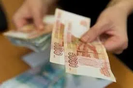 После вмешательства Приморской межрайонной прокуратуры работникам судостроительной компании выплатили 10 млн рублей задолженности и компенсации — 179 сотрудников получили причитающееся, гендиректор привлечён к ответственности.