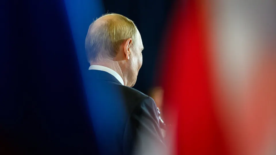 Госдокумент закрепляет порог освобождения от НДС в 20 млн руб. до 2029 г.; это временно облегчит нагрузку для десятков тысяч компаний, но специалисты считают меру запоздалой и недостаточной.