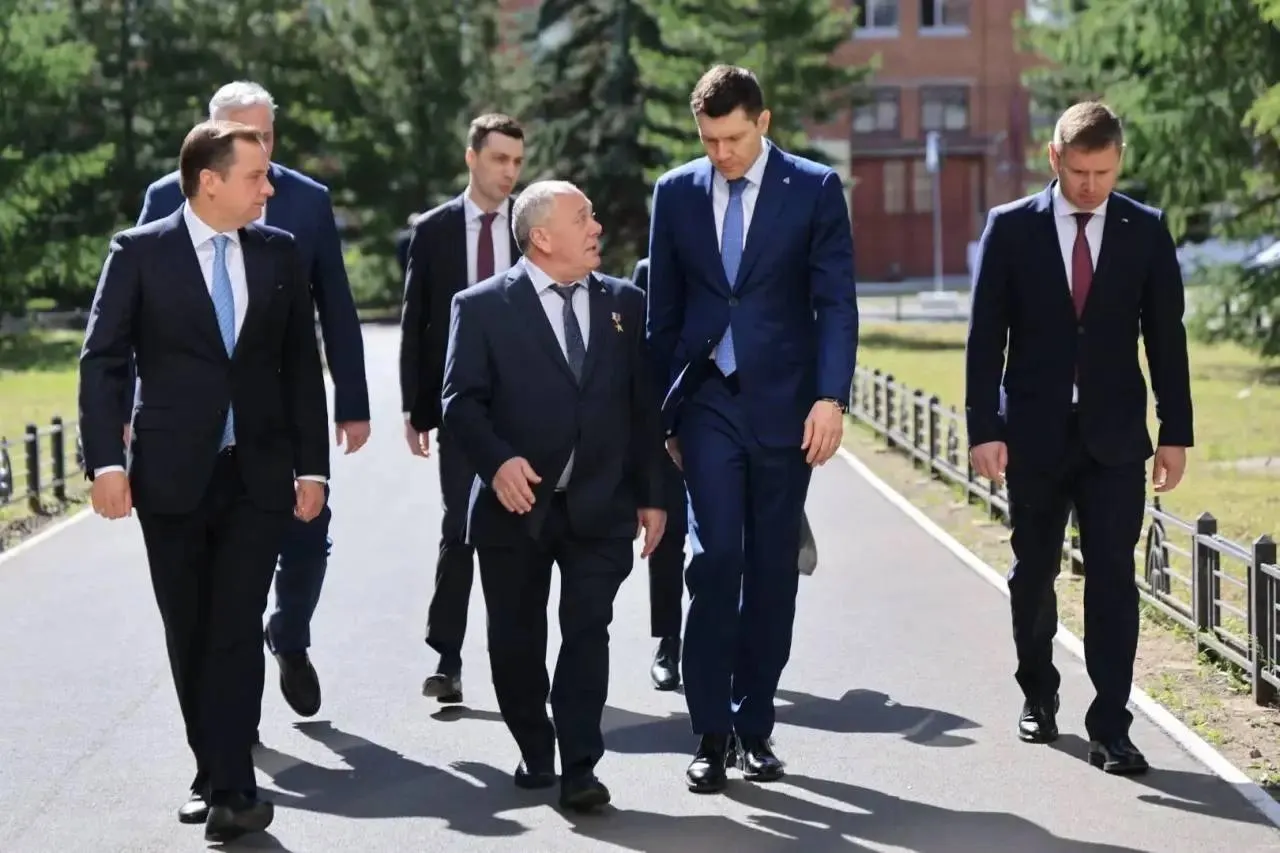Антон Алиханов вместе с региональными и отраслевыми руководителями осмотрел судостроительное предприятие, обсудил загрузку завода, инвестпроекты и подготовку кадров.