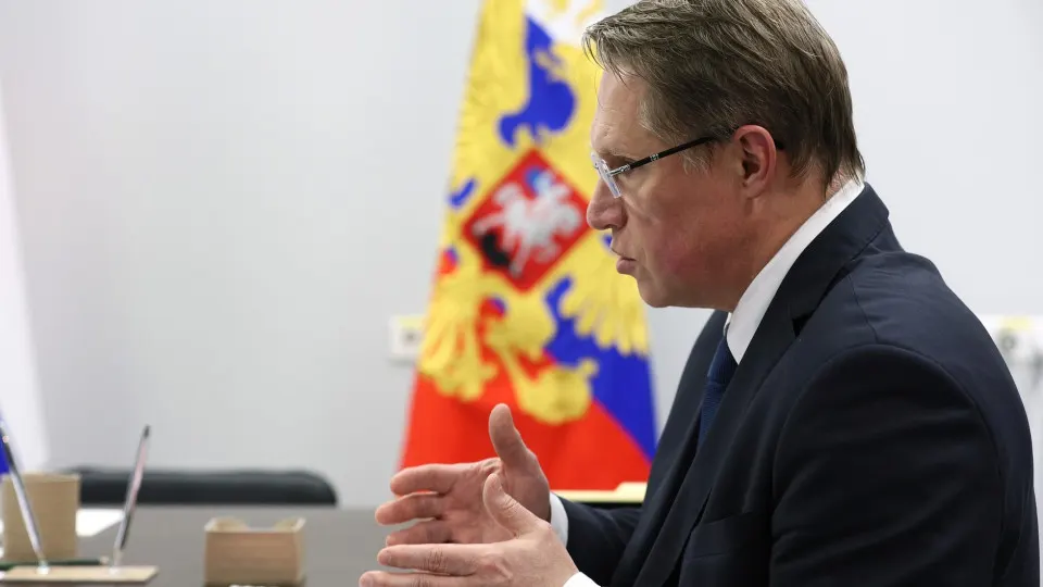 Министр здравоохранения заявил, что большинство ординаторов направят по целевым договорам; с 2020 года приём на медицинские программы существенно вырос. Для выпускников медвузов введена обязательная отработка до трёх лет.