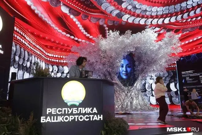 На Петербургском экономическом форуме подписано соглашение: инвестор «Полиметалл» вложит 11,6 млрд рублей в разработку Новопетровского месторождения. Проект обеспечит около 400 рабочих мест, работу до 2038 года и включает социальные выплаты на развитие республики в размере 6,75 млрд рублей; компания обещает минимизировать вред природе.