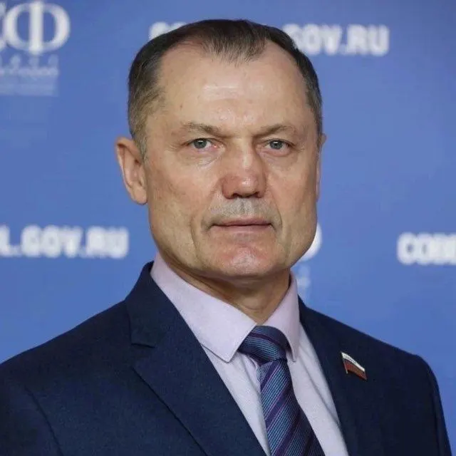 Член Совета Федерации от Рязанской области заявил о необходимости закрепить законом формат, при котором студенты вузов и колледжей будут проводить на базовых предприятиях до половины учебного времени. Эксперты предупреждают о рисках использования студентов для закрытия дефицита кадров и об отсутствии указаний по оплате их труда.